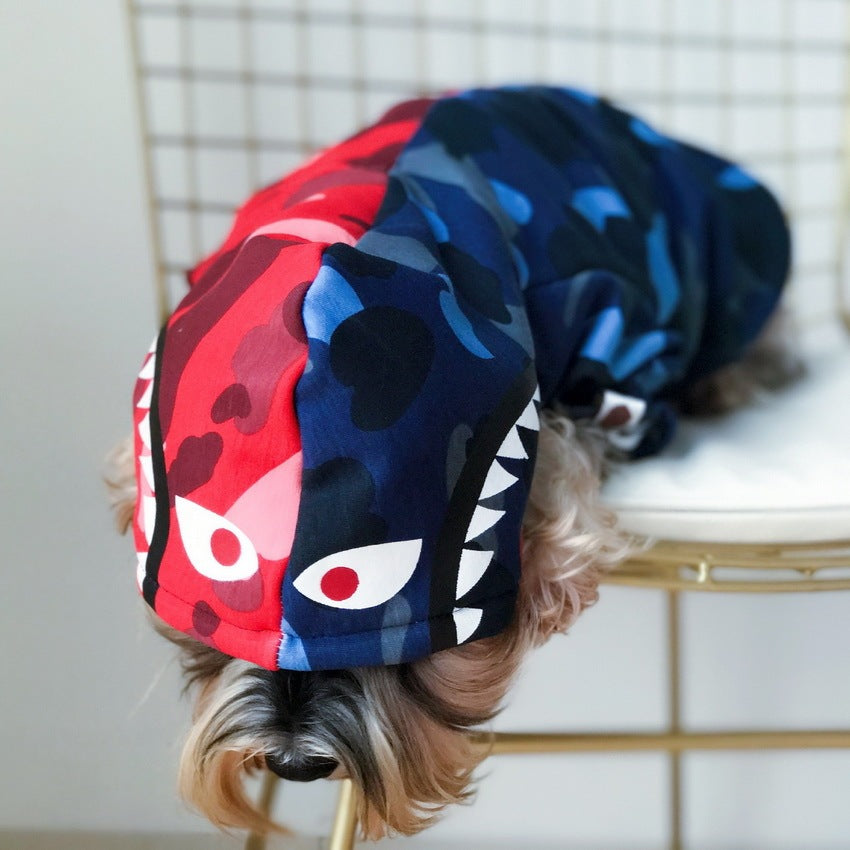 Pull coloré à motifs camouflage pour chien, parfait pour le confort et le style de votre animal.