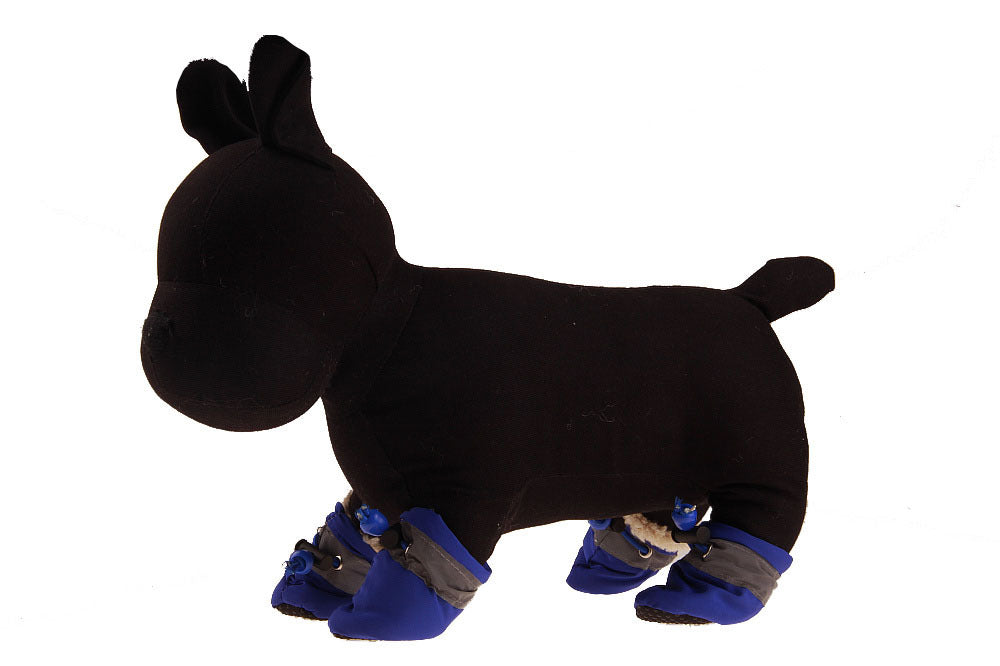 Chien en peluche portant des chaussures confortables et durables pour protéger ses pattes.