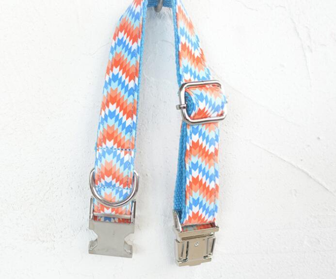 Collier pour chien en polyester durable avec motifs colorés, idéal pour les promenades et l'aventure.