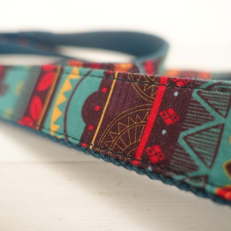 Ceinture de traction en tissu à motif coloré, idéale pour accessoires pour animaux, durable et stylée.