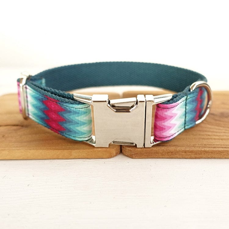Collier personnalisé pour chien en tissu coloré avec boucle en métal, idéal pour le confort et le style.