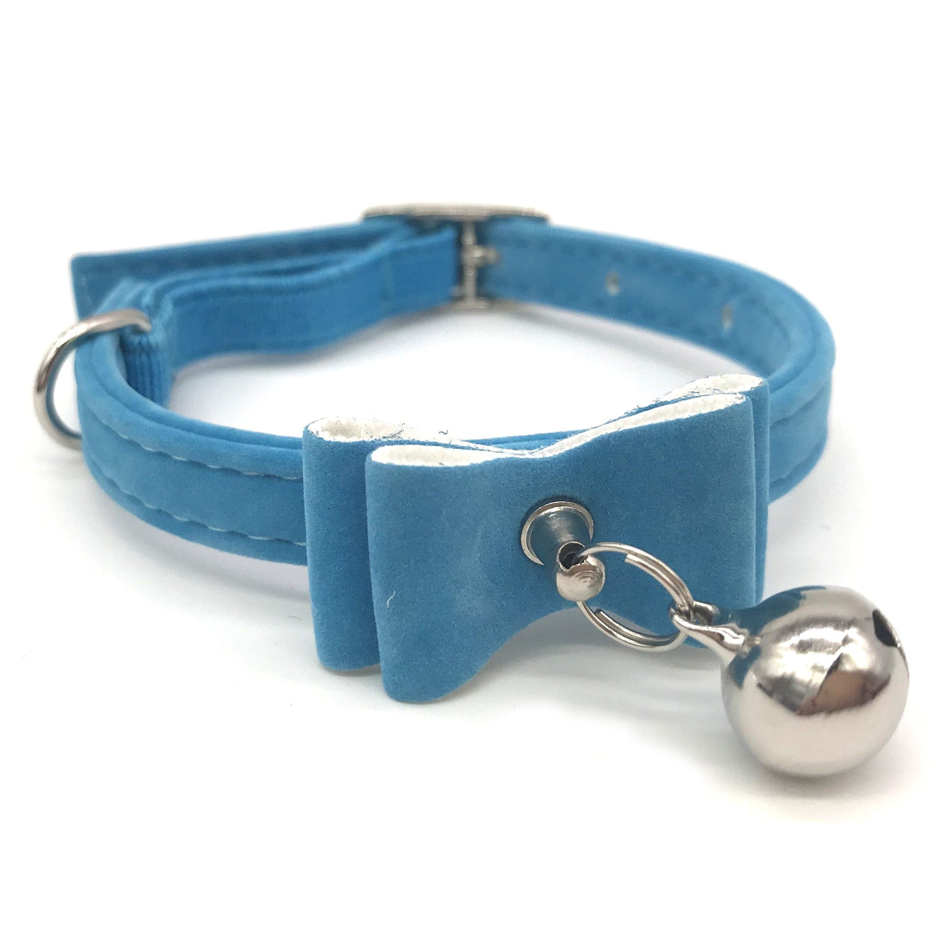 Collier Soin bleu pour chat avec cloche et nœud, alliant style et sécurité pour votre félin.