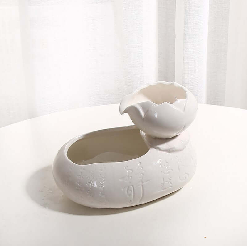 Distributeur de nourriture et d'eau pour chat en résine au design moderne, élégant et pratique pour l'intérieur.