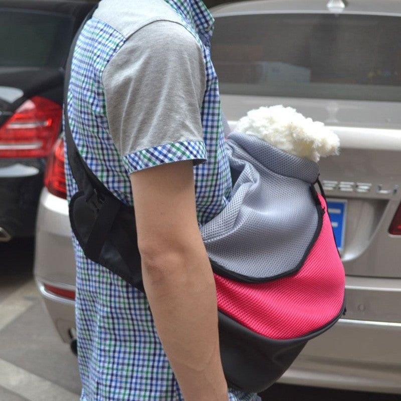Sac à dos pour animaux de compagnie avec un petit chien dans un tissu en maille, transporté en toute sécurité.