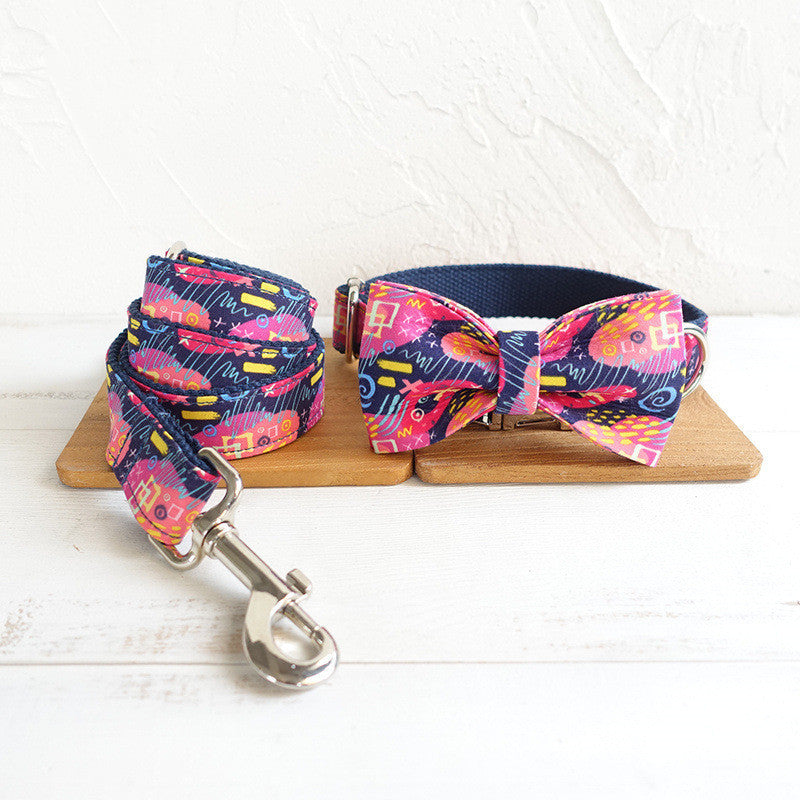 Collier pour chien avec nœud fleuri en graffitis et laisse assortie sur support en bois, style coloré et animé.