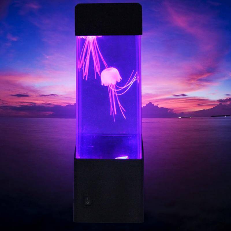 Veilleuse Jellyfish LED colorée créant un effet apaisant avec méduses flottantes sur fond de coucher de soleil.