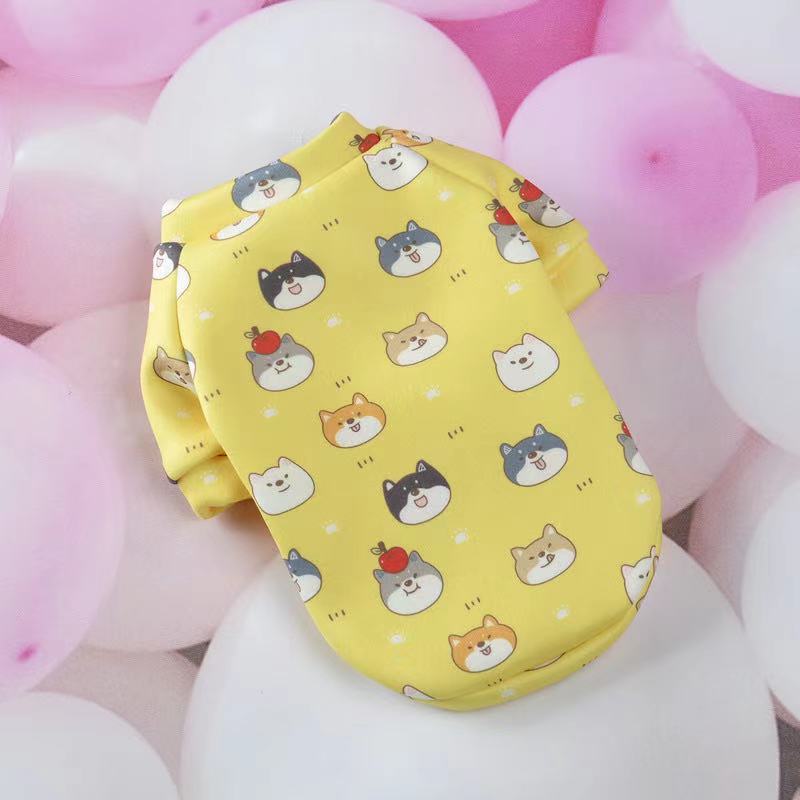 Vêtement pour petits chiens avec motifs de têtes de chats sur fond jaune, idéal pour l'automne et l'hiver.