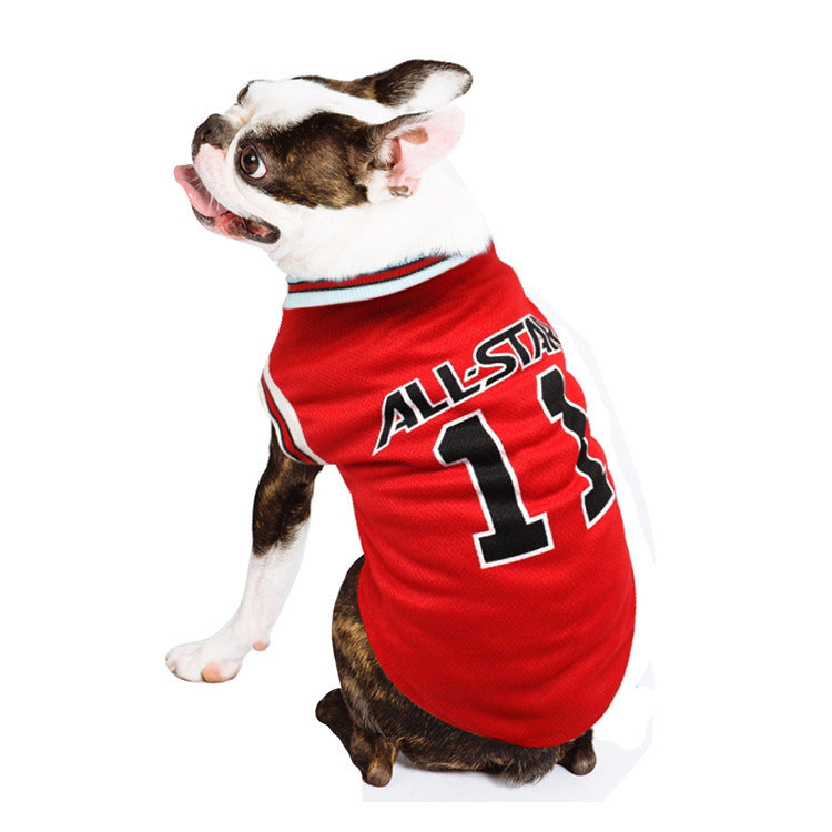 Chien portant un gilet rouge 'ALL-STAR' élégant, parfait pour les journées ensoleillées et les sorties.