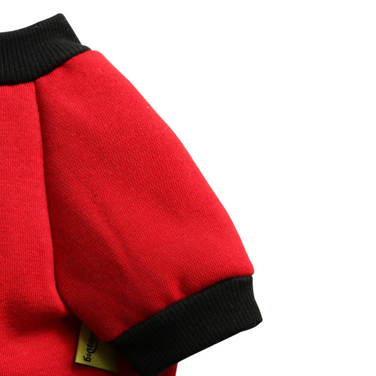 Pull en fleece rouge pour animaux, avec manches courtes et col noir, conçu pour le confort des chiens et des chats.