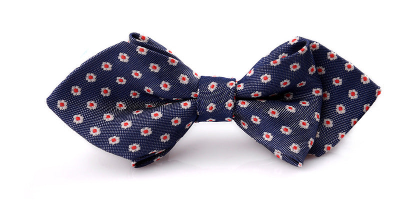 Nœud papillon pour chiens et chats au design britannique, tissu bleu à motifs floraux, accessoire chic.