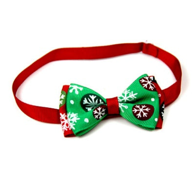 Nœud papillon de Noël pour chiens et chats, coloris vert avec flocons de neige, ajustable pour un style festif.