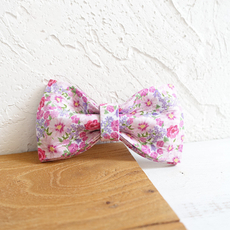 Nœud papillon en polyester à fleurs pour chien, élégant et confortable, idéal pour ajouter du style à votre animal.