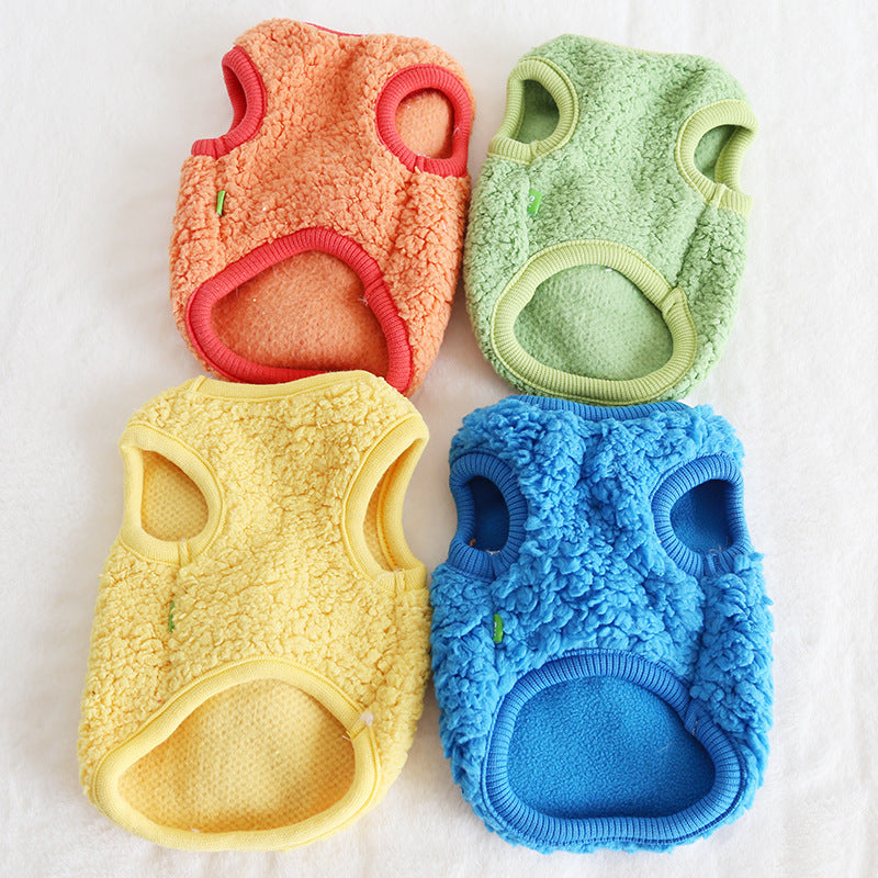 Quatre vêtements pour animaux colorés en coton biologique, parfaits pour garder vos chiens au chaud.