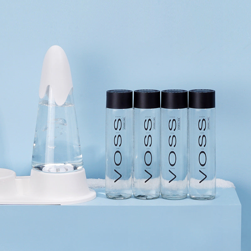 Distributeur d'eau pour animaux avec bouteilles VOSS sur fond bleu, design moderne et pratique.