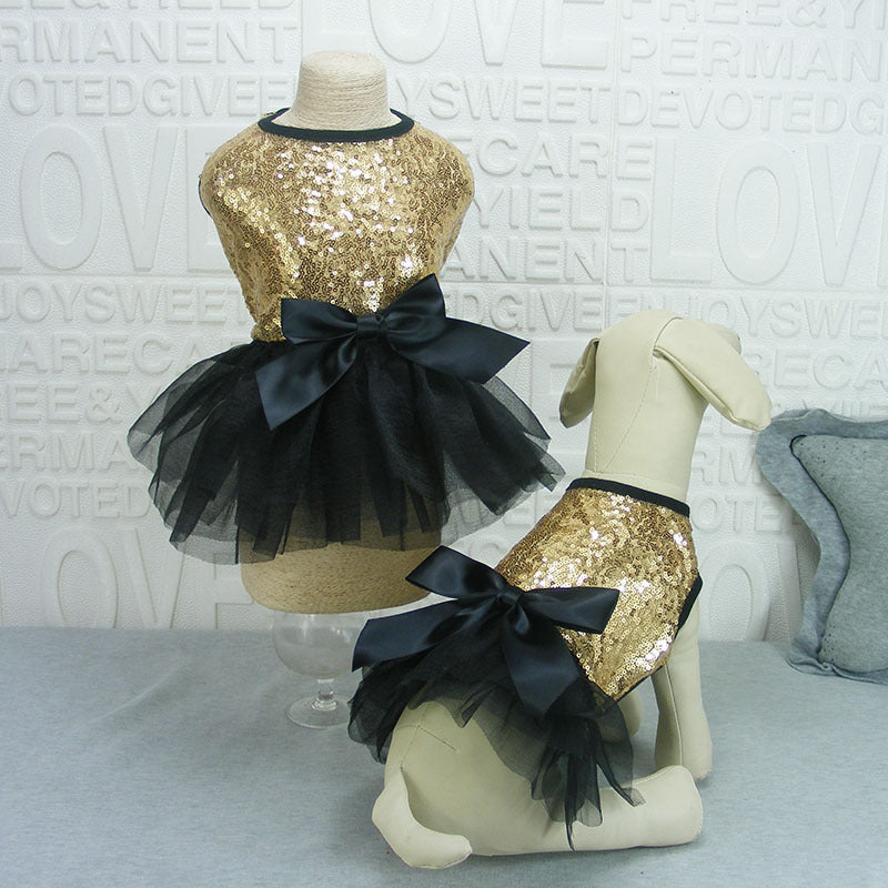 Jupe pour Chien Fille en Paillettes dorées avec tulle noir, idéale pour donner du style à votre animal.