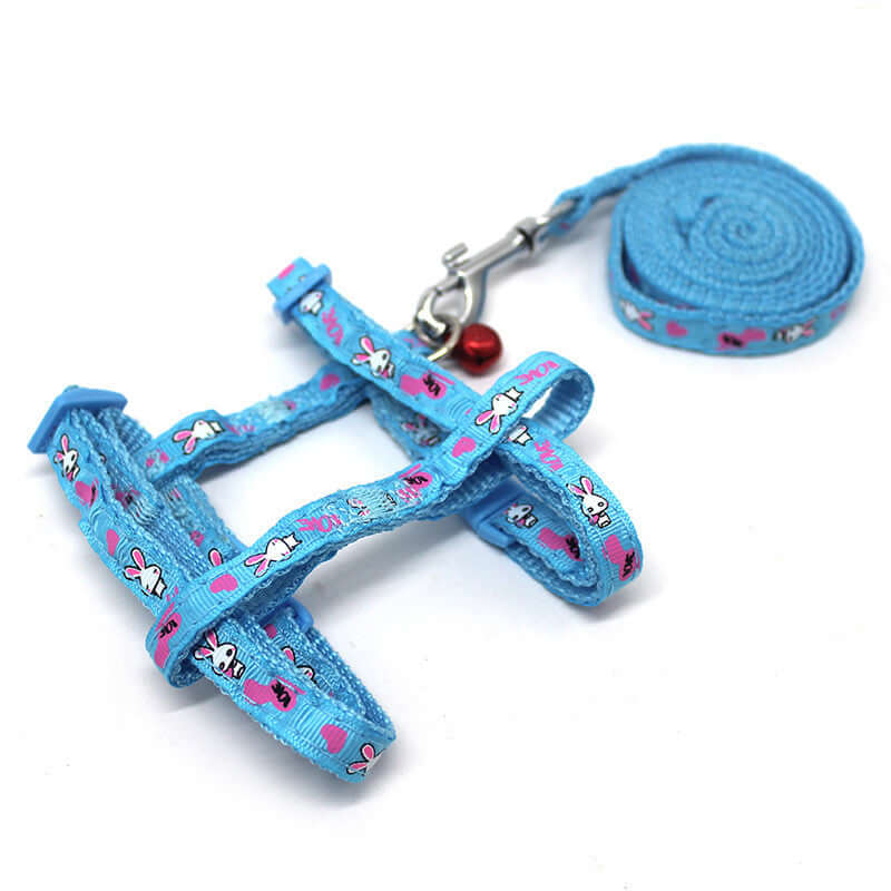 Laisse et harnais pour lapin en bleu avec motif de lapins, idéal pour promener votre petit animal en toute sécurité.