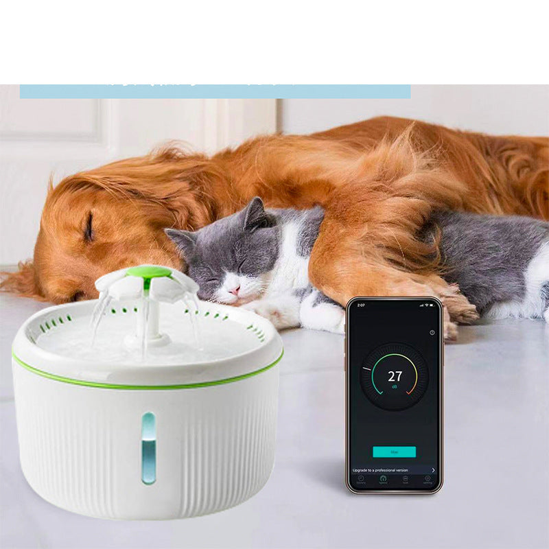 Fontaine à eau automatique pour chats et chiens avec un chien et un chat se reposant à proximité.