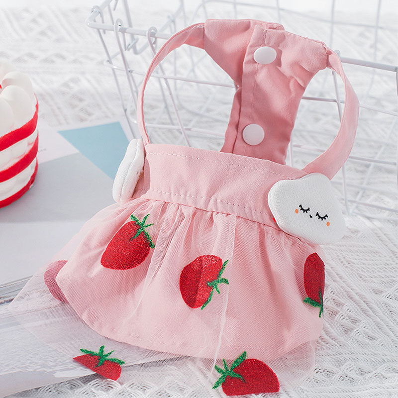 Robe princesse fraise pour chien, en tissu léger avec broderies de fraises, idéale pour l'été.