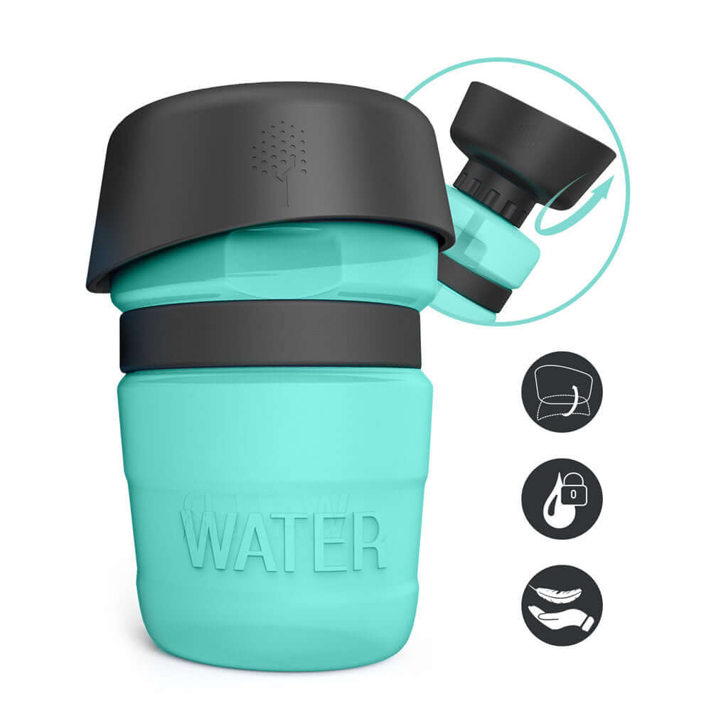 Bouteille d'eau pliable pour chien en turquoise avec couvercle et distributeur innovant.