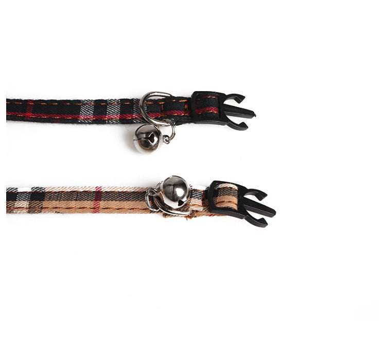 Collier en toile à carreaux pour animaux avec cloche, en noir et jaune, design décontracté et durable.