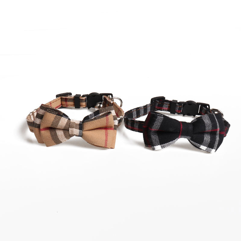 Collier en toile à carreaux pour animaux, styles noir et beige avec noeud papillon.