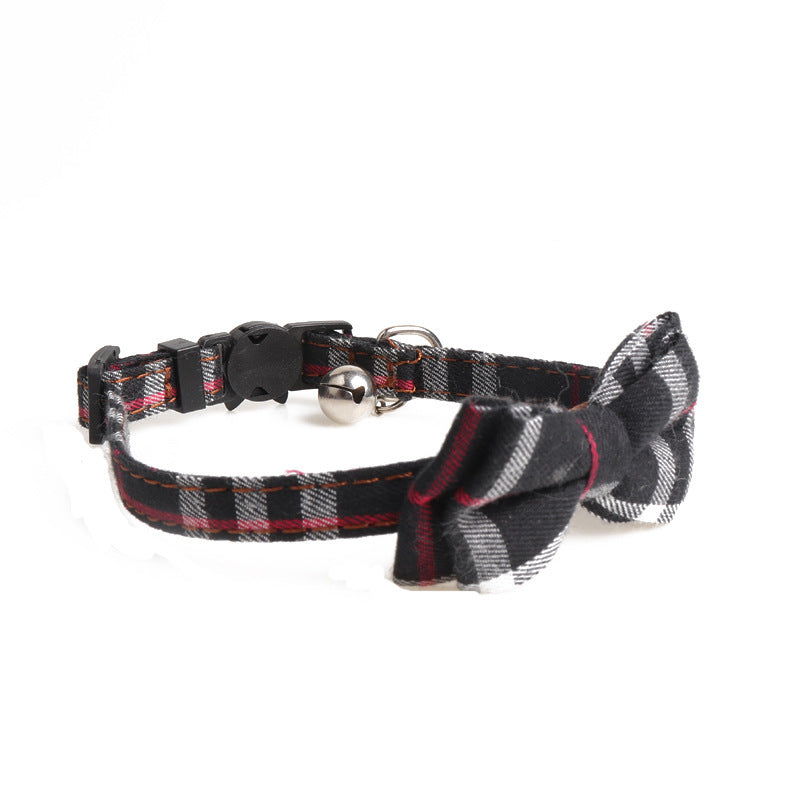 Collier en toile à carreaux pour animaux avec nœud noir et rouge, idéal pour chiens et chats.