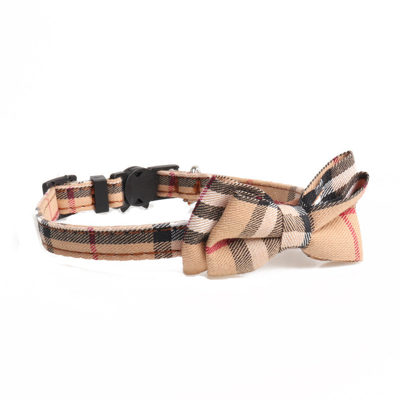 Collier en toile à carreaux pour animaux avec nœud élégant, parfait pour chien ou chat.