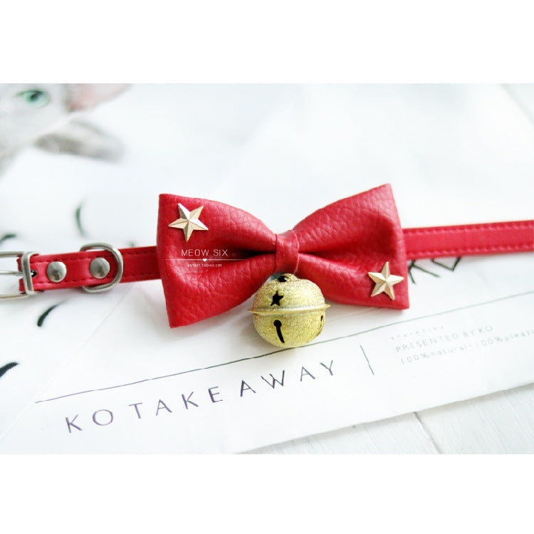 Nœud papillon en cuir rouge pour chats avec cloche dorée, élégant et durable, accessoire tendance pour animaux.