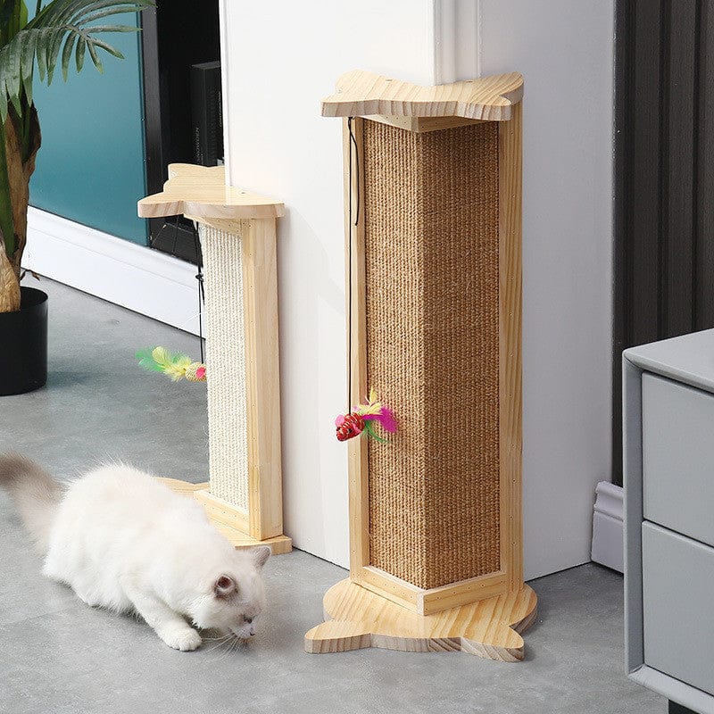 Poteau à griffer en bois massif pour chats avec jouets colorés, idéal pour protéger les meubles et divertir votre chat.