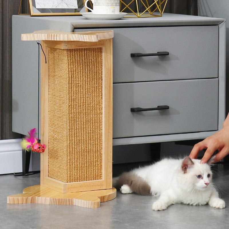 Poteau à griffer en bois massif pour chats avec un chat allongé à côté dans un intérieur moderne.