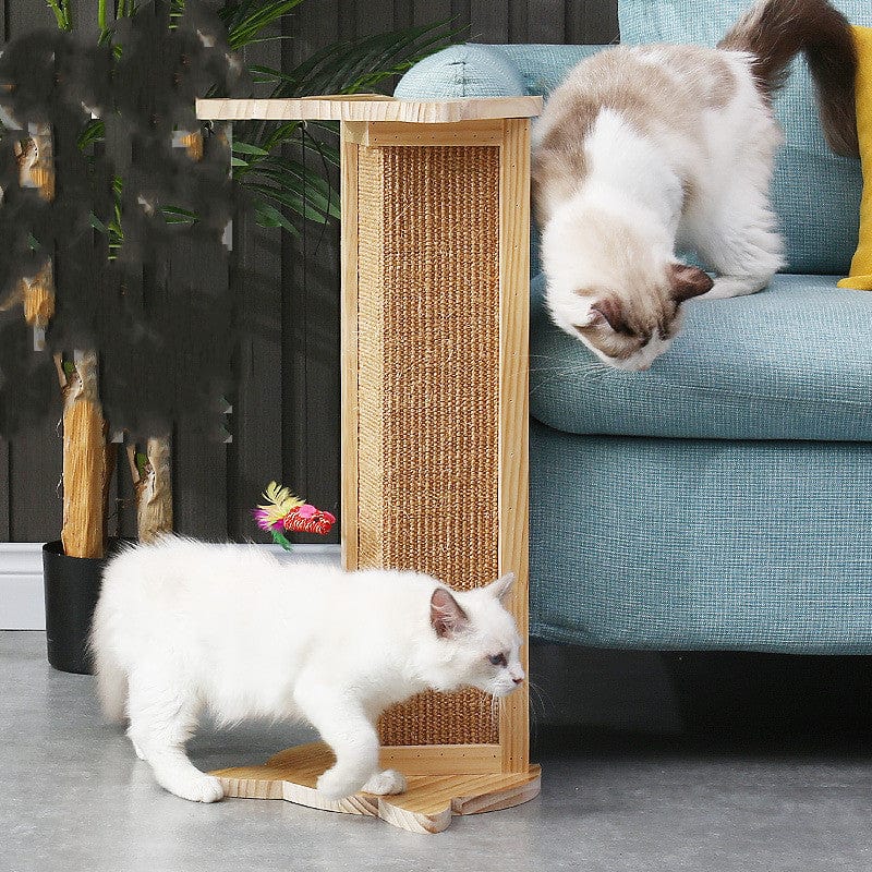 Deux chats explorent un poteau à griffer en bois massif dans un salon moderne.