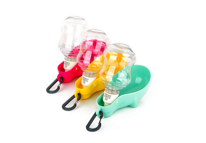 Gourde portable pour chiens et chats en plusieurs couleurs, pratique pour balades et voyages.