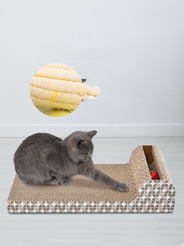 Chat jouant avec un jouet en papier ondulé, griffoir écologique pour chats, stimulant et durable.