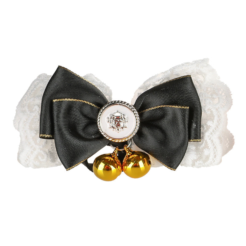 Accessoire élégant en tissu pour animaux avec un nœud noir et des clochettes dorées, idéal pour les accessoires pour animaux.
