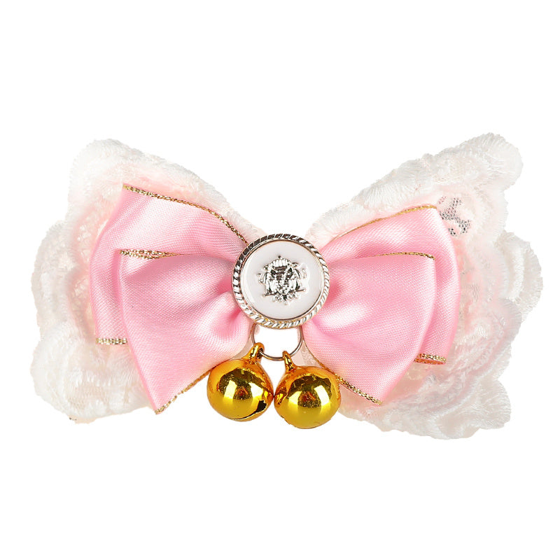 Accessoire en tissu rose avec nœud, clochettes et détail en dentelle pour animaux de compagnie.