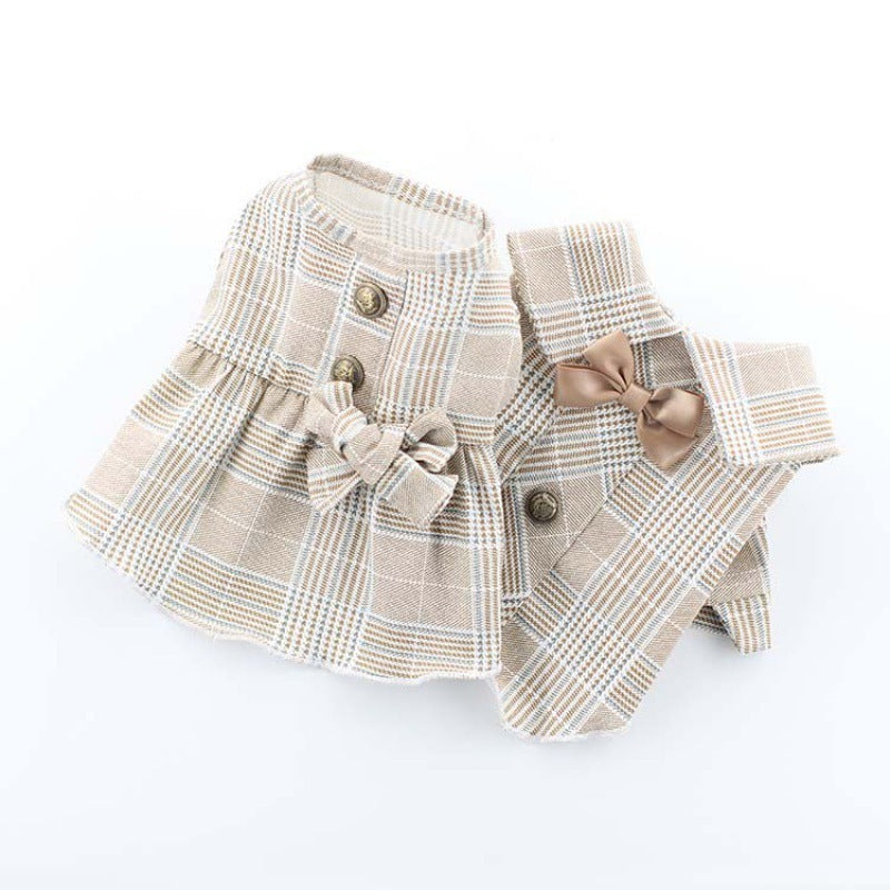Costume chic en kaki pour animaux, avec jupes et motifs à carreaux, idéal pour chiens et chats.
