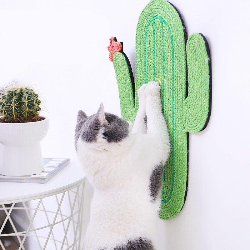 Chat grattant un tapis en sisal en forme de cactus, idéal pour le confort et le divertissement des animaux.