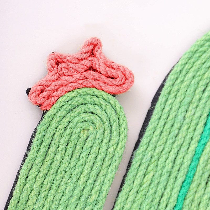 Détail du tapis à gratter cactus pour chats en sisal, avec une couleur verte et une fleur rose en haut.