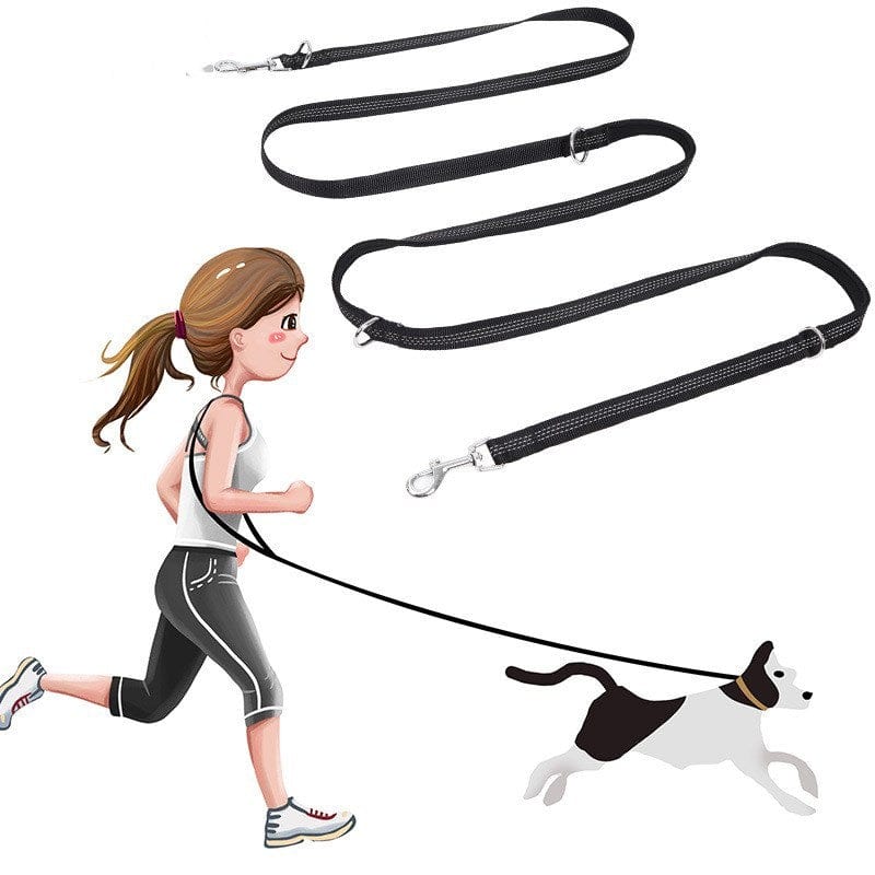 Femme courant avec un chien en utilisant une laisse pour chien étroite multifonctionnelle, noire et durable.