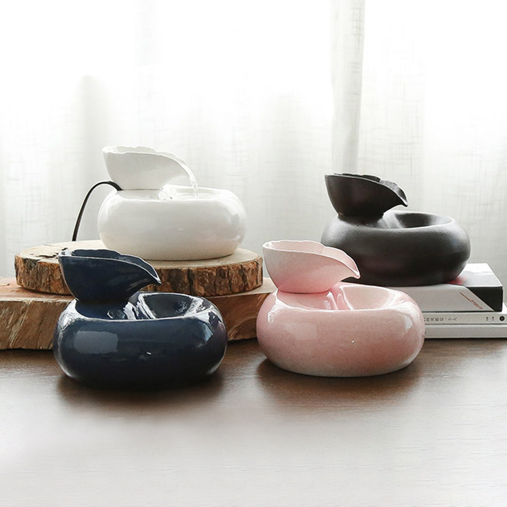 Fontaine à eau automatique pour chats Jane Yu Home, disponible en plusieurs couleurs sur un support en bois.