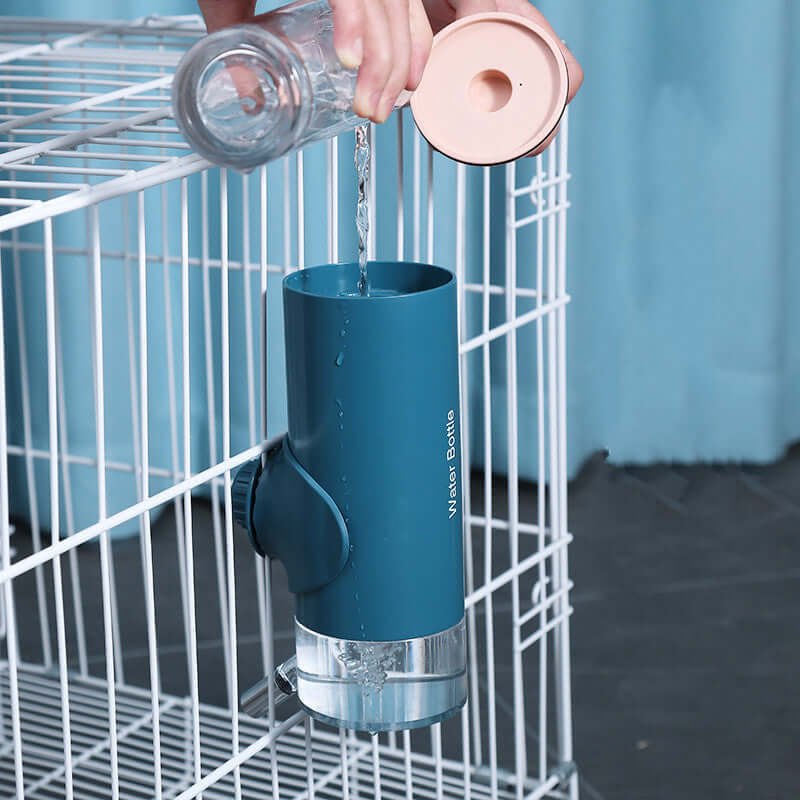 Distributeur d'eau suspendu pour animaux, facile à remplir et à installer sur une cage ou un chenil.