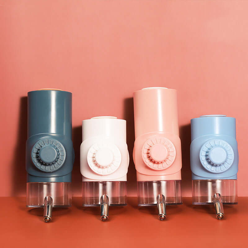 Quatre distributeurs d'eau suspendus colorés pour animaux sur un fond rose, parfaits pour chiens et chats.