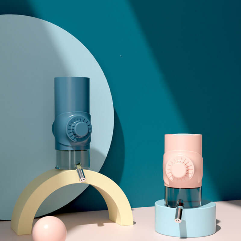 Distributeurs d'eau suspendus pour animaux, design moderne, installation facile, couleurs pastel.