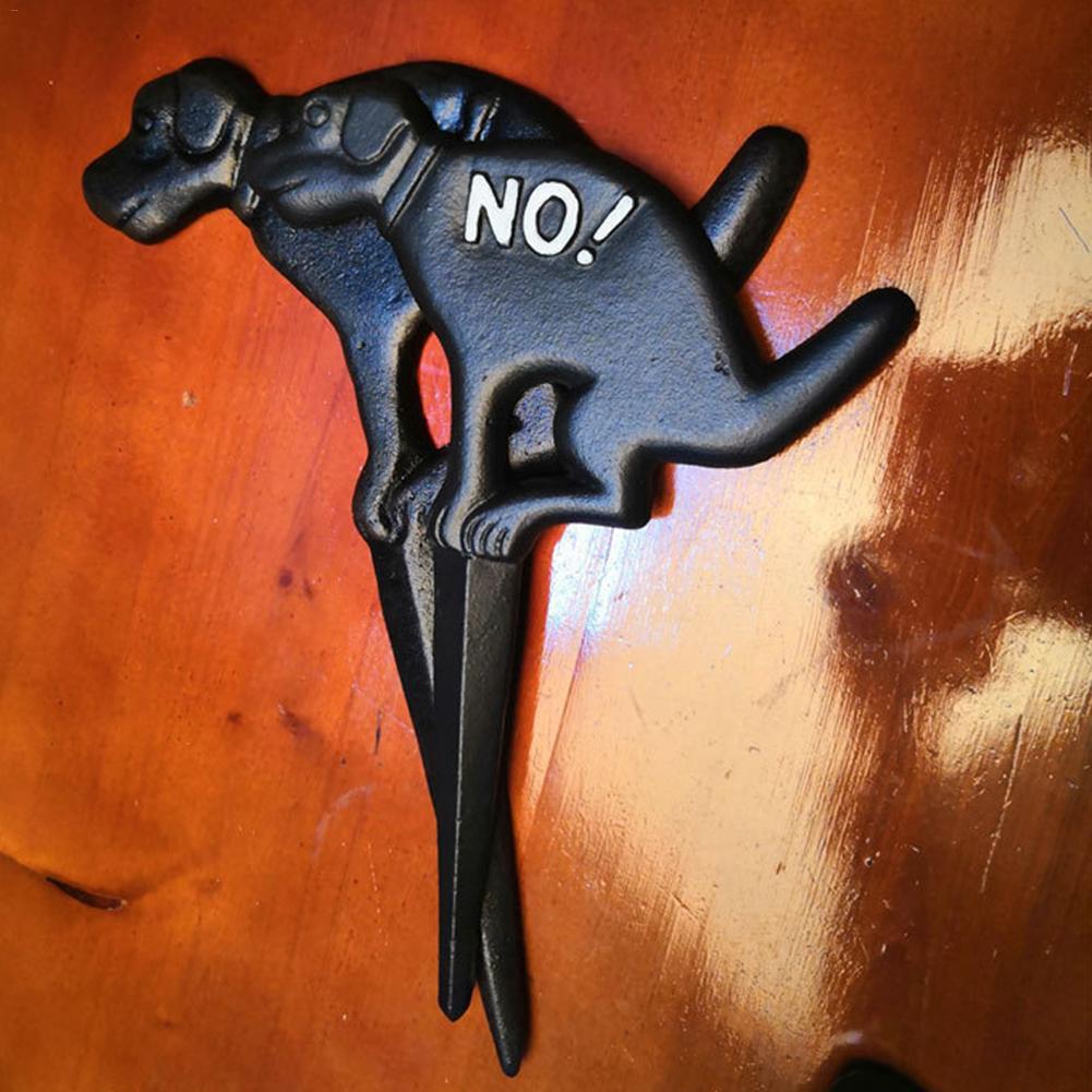 Insert de pelouse décoratif en métal avec un chien et un panneau 'NO!' pour un jardin stylé.