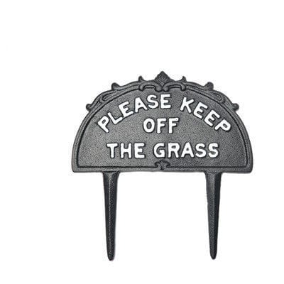 Plaque en métal 'Please Keep Off The Grass' pour jardin, ajoutant une touche décorative et informative.