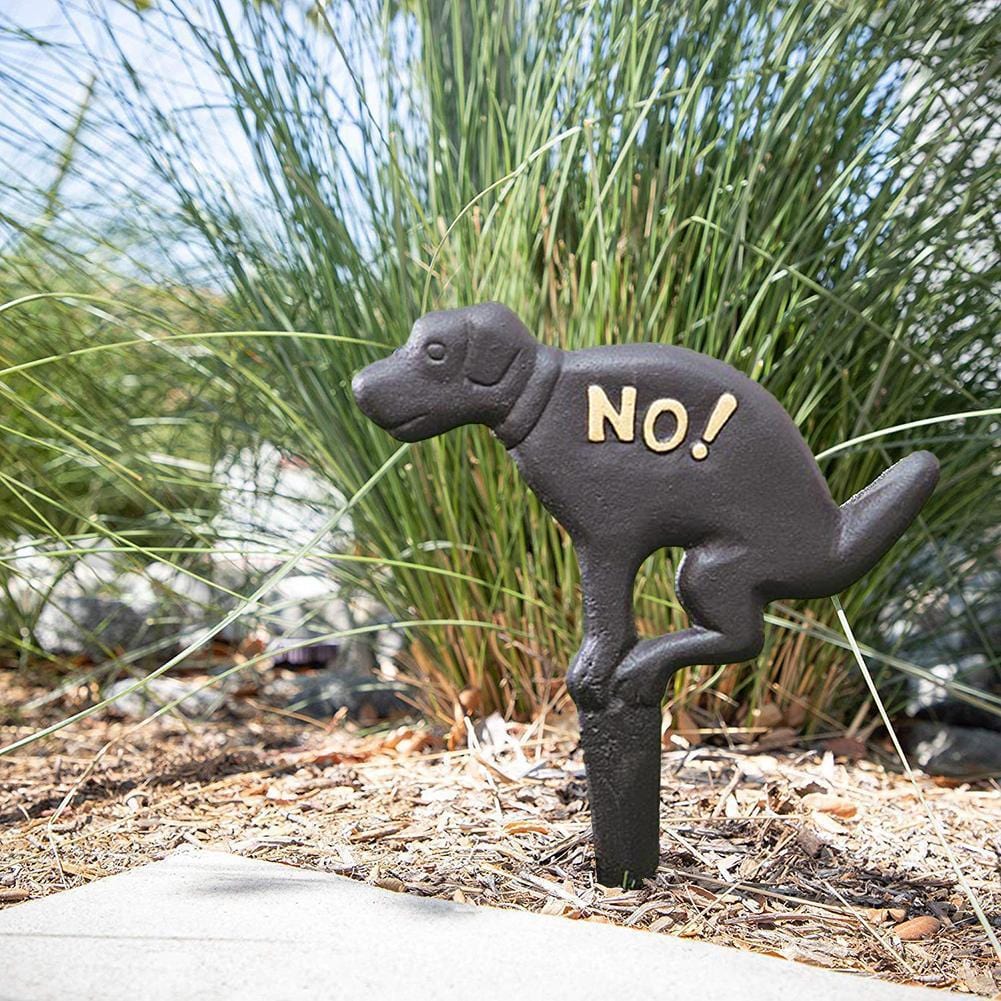 Insert en métal d'un chiot avec un panneau 'NO!' pour un jardin bien entretenu.