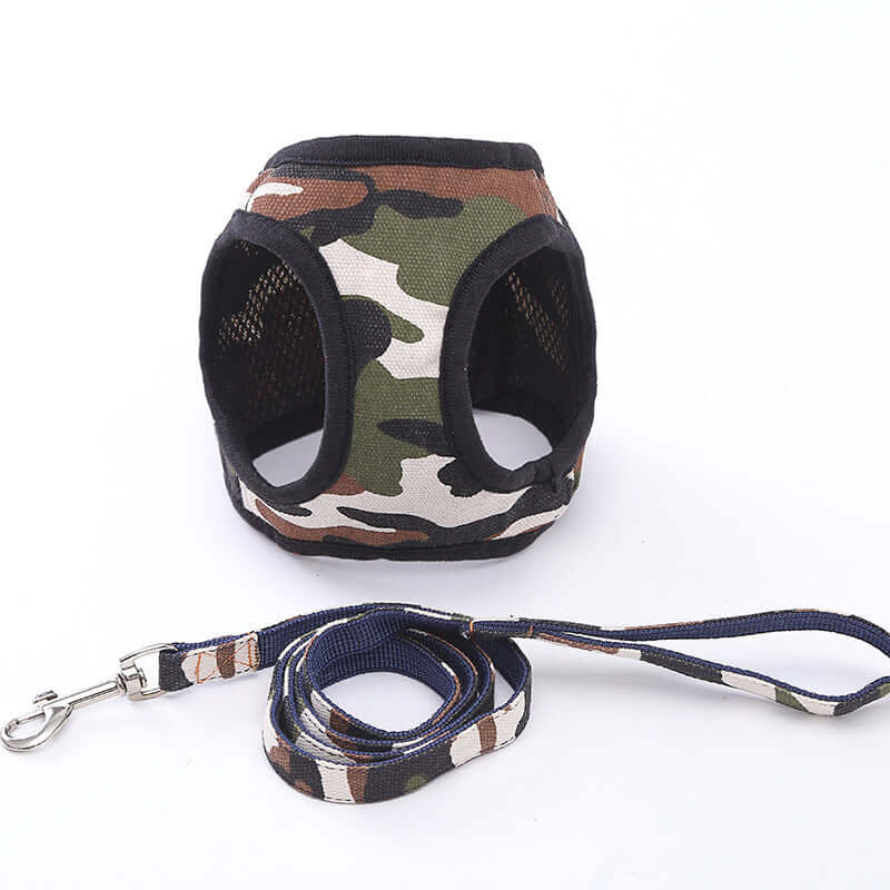 Harnais de traction pour chien camouflage avec laisse assortie en toile robuste et confortable.