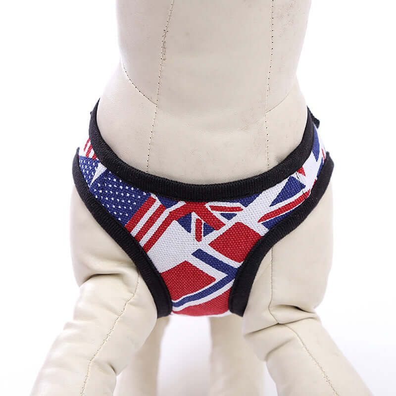 Harnais de traction pour chien en toile avec motif drapeau, offrant confort et contrôle optimal lors des promenades.