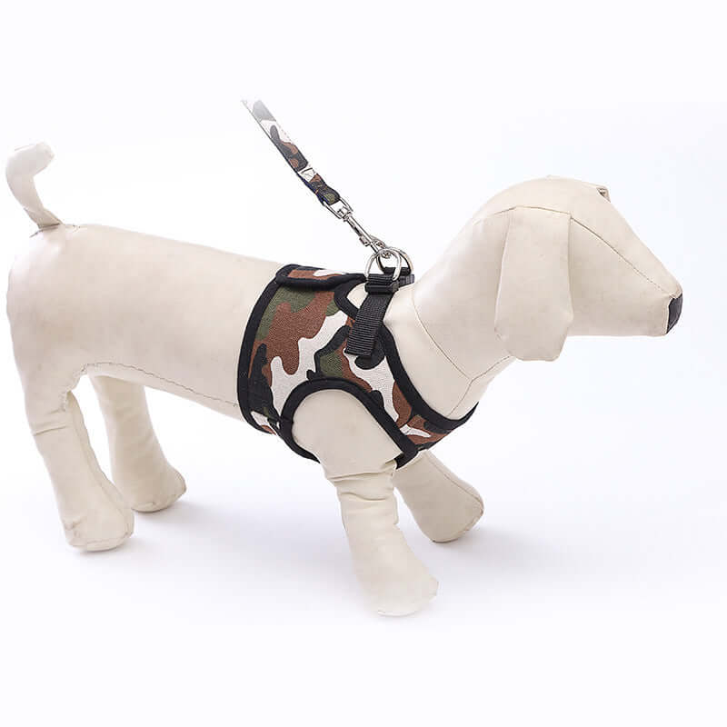 Harnais de traction pour chien en motif camouflage avec laisse, offrant confort et contrôle pendant les promenades.