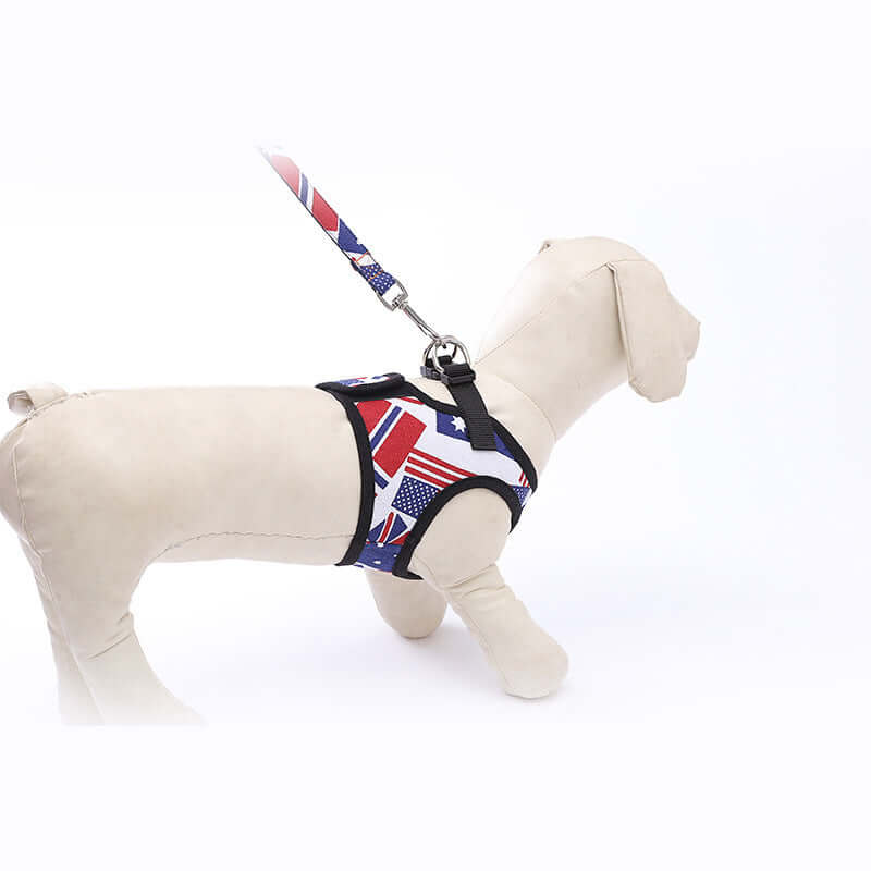 Harnais de traction pour chien en toile avec motif drapeau, idéal pour le confort et le contrôle lors des promenades.